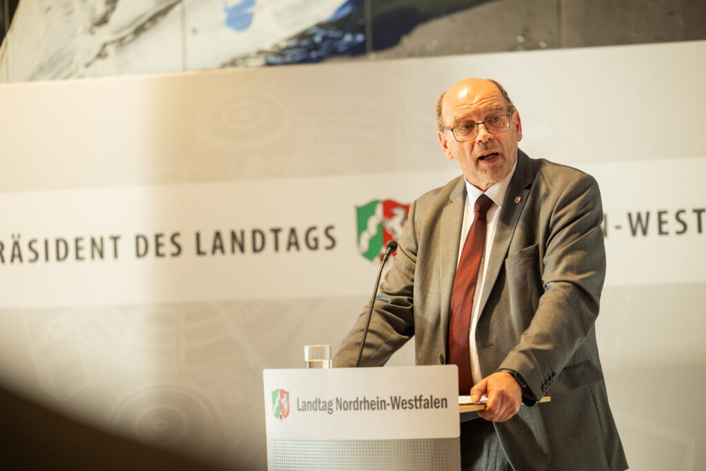 Rainer Schmeltzer, Vizepräsident des nordrhein-westfälischen Landtag, spricht auf dem Podium