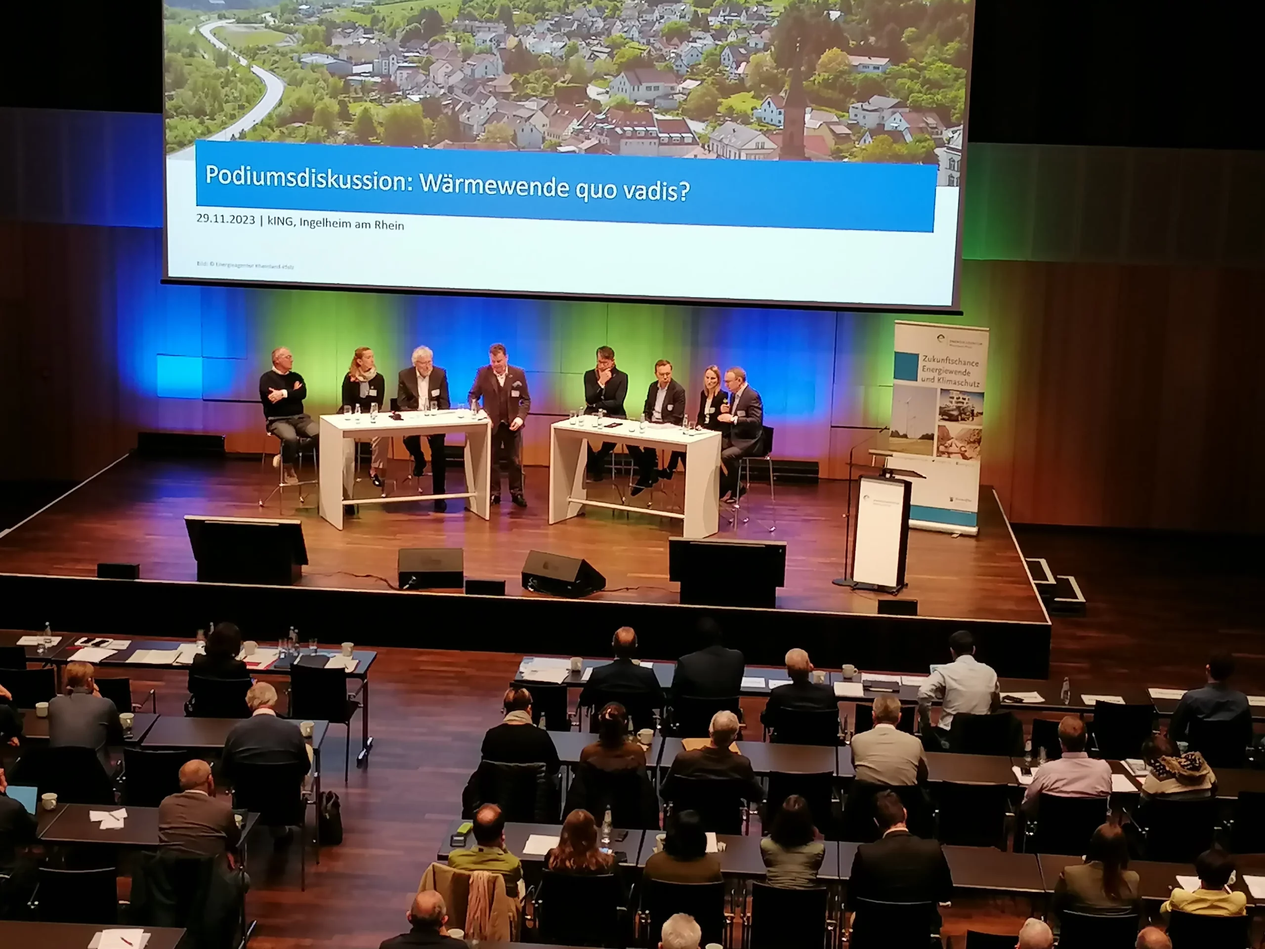 Foto von der Podiumsdiskussion auf dem Jahreskongress der Energieagentur Rheinland-Pfalz 2023
