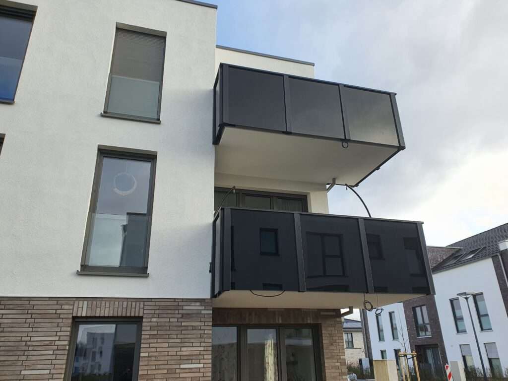GWL Lippstadt: Die Balkongeländer in mehreren Neubauten sind integrierte Balkonsolaranlagen