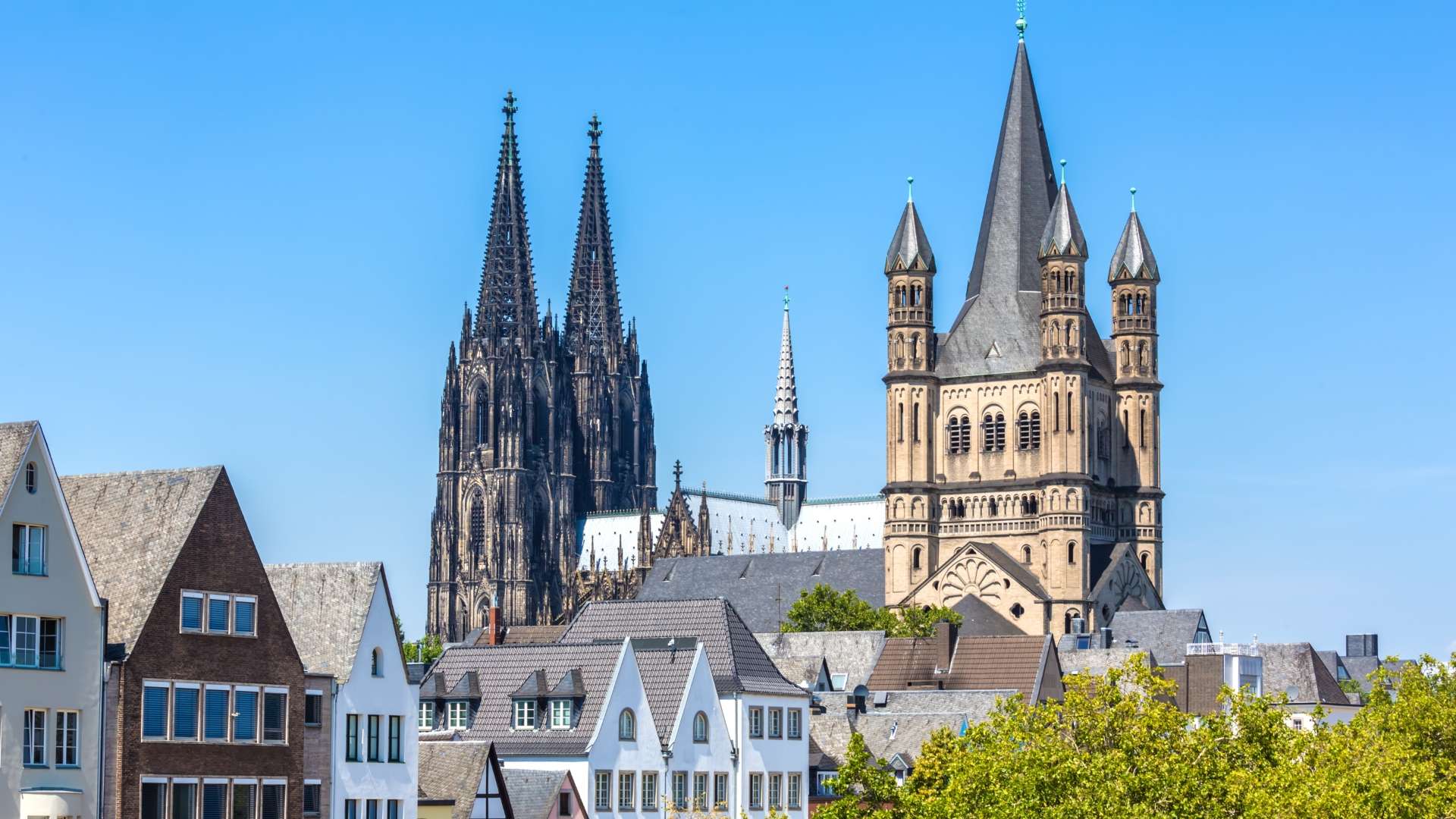 Kölner Dom mit Wohngebäuden
