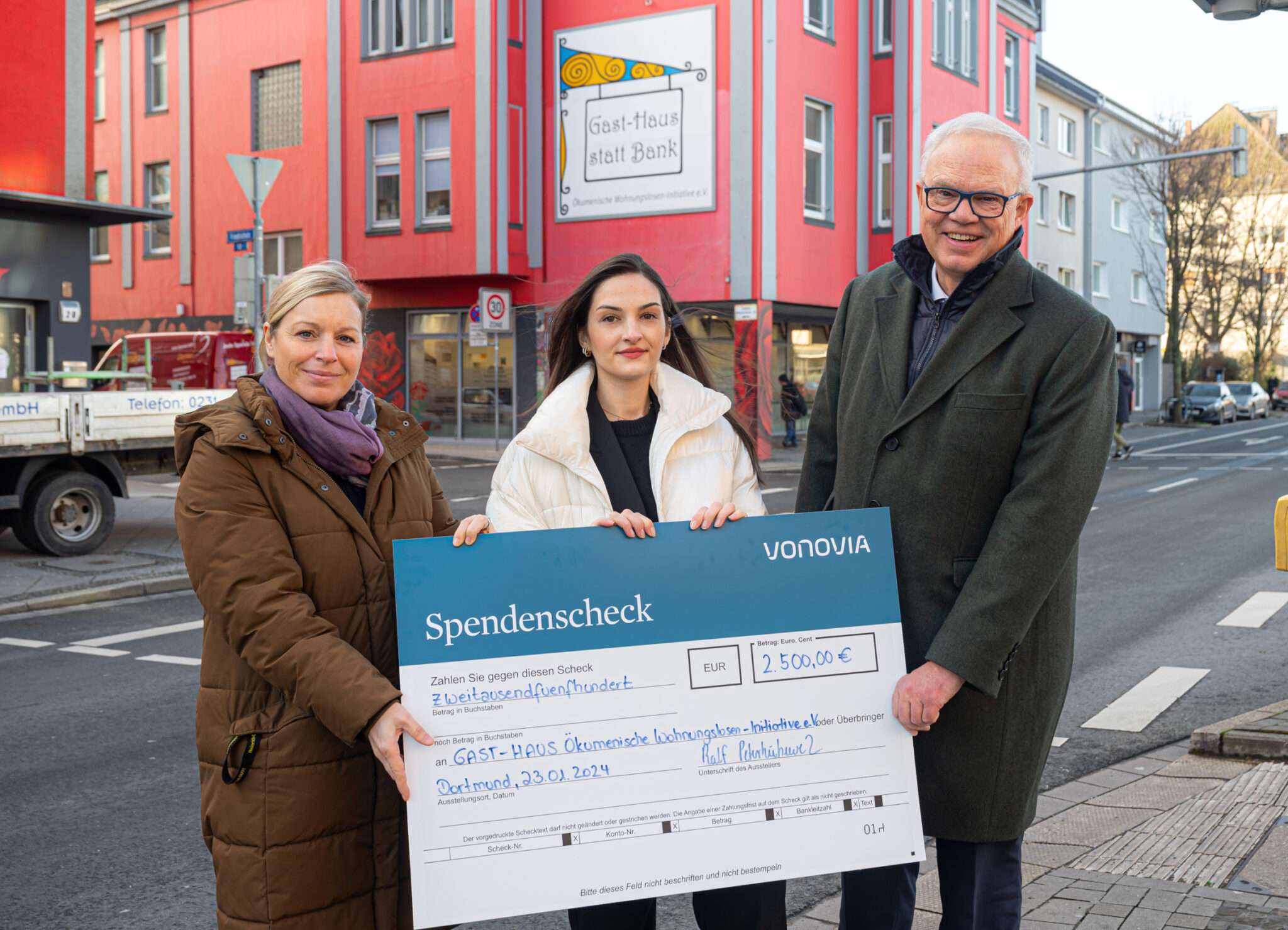 Vonovia Regionalbereichsleiter Ralf Peterhülseweh und Trainee Semina Bilalic (Mitte) freuen sich, das „Gast-Haus“ rund um Geschäftsführerin Katrin Lauterborn (links) mit der Spende unterstützen zu können.
